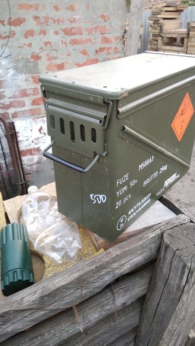 Металевий ящик герметичний.