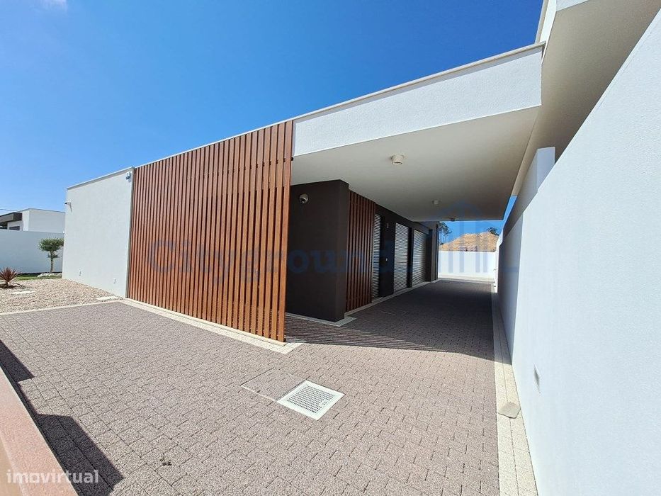 Moradia V2 com jardim a 5 minutos das praias