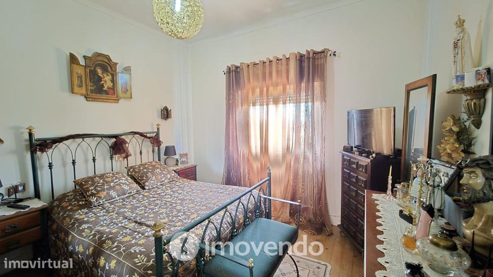 Prédio urbano, com três T4 e garagem, em Asseiceira, Tomar