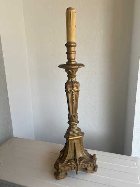 Tocheiro antigo, em talha dourada, com 70 cm de altura