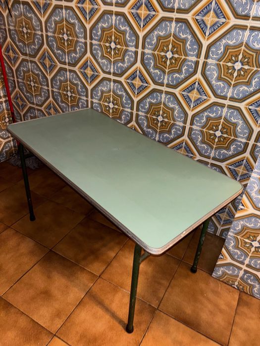 Mesa baixa de apoio