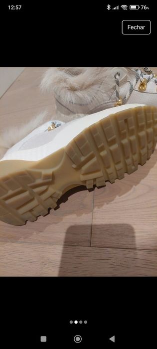 Sapatilha com pelo no tornozelo