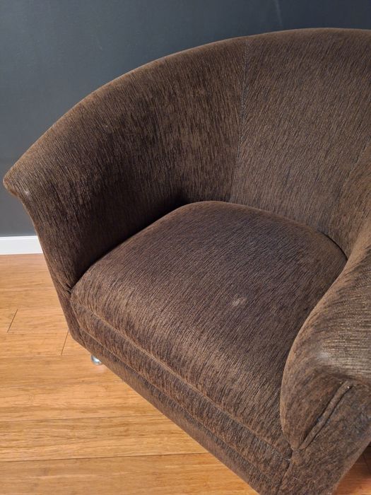 Brązowy fotel klubowy