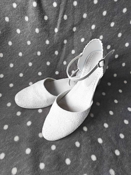 Buty pantofelki białe