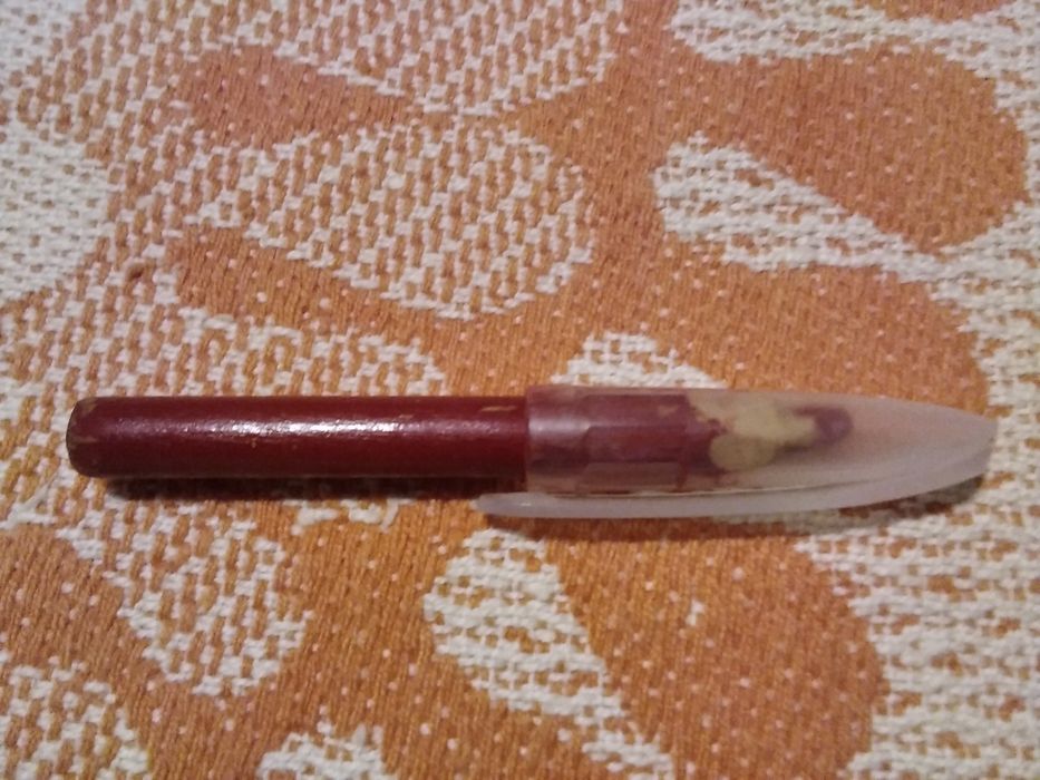 Карандаш для губ красного цвета