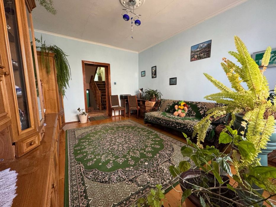 Перерахунок, постанови, готівка. Продаю будинок в Рожнятові 3 поверхи, 230м.кв.  Є гараж, 10 сот землі. Літна кухня