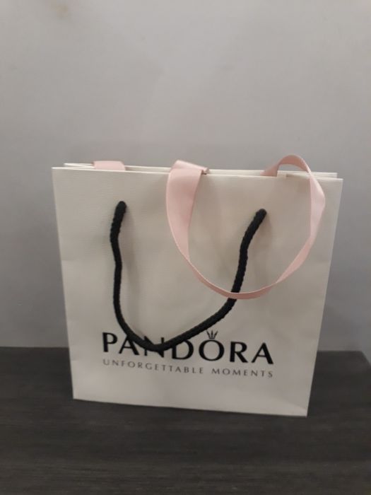 Браслет PANDORA с бусинками.
