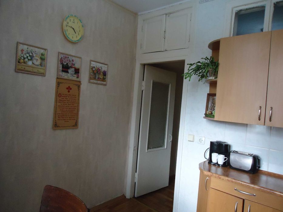 ПРОДАМ великогабаритну 2 кімнатну квартиру  сталинка в закритому дворі район Центрального рінку