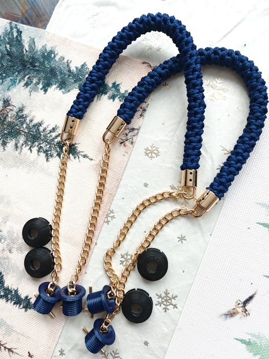 Granatowe uchwyty do obag