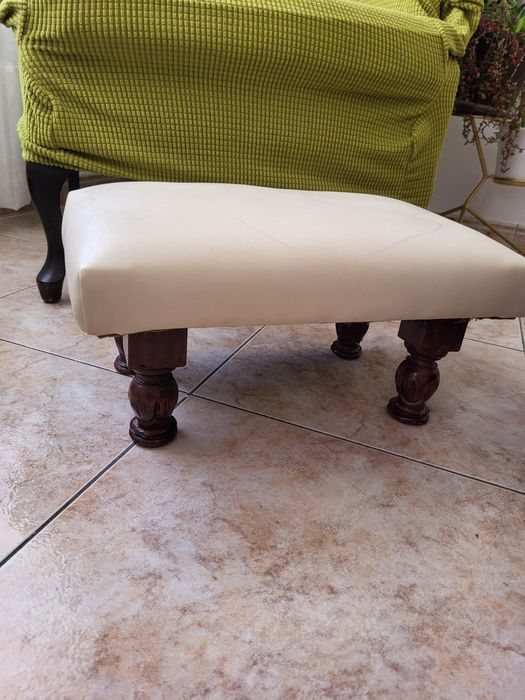 Cadeirão de orelhas e banco apoio de pés