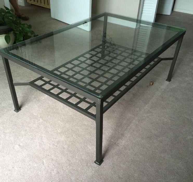 Mesa de centro metálica com tampo de vidro