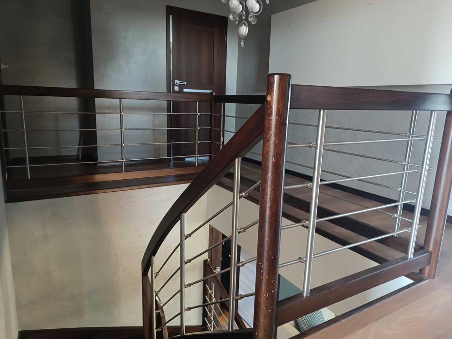 Schody drewniane z balustradą