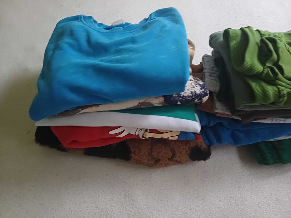 Paka ubrań chłopięcych spodnie, bluzy r.116