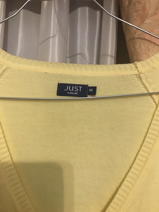 Casacos de malha amarelo e bege