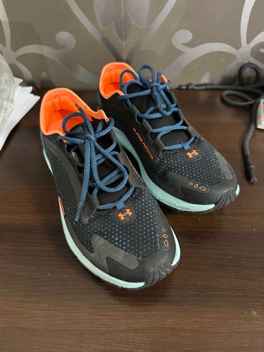 Damskie buty Under Armour UA HOVR Sonic 5 Storm r 39