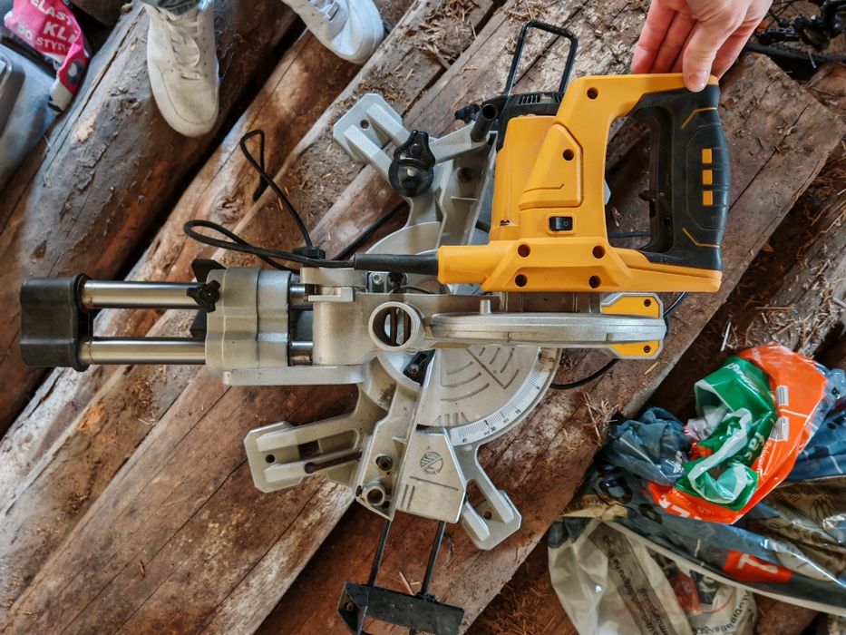 Piła ukośnica z posuwem SMART – średnia tarcza, sprawna