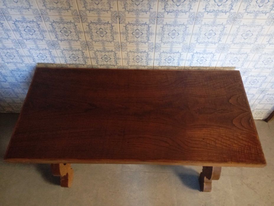 Mesa em madeira trabalhada