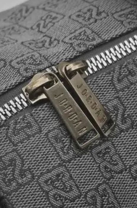 Спортивна сумка через плече Jordan Duffle Monogram у темно-сірому кольорі.