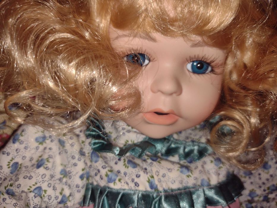 Boneca de Porcelana loura