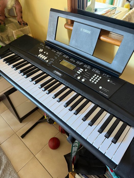 Teclado Yamaha EZ 220 Portátil 61 Teclas Iluminadas