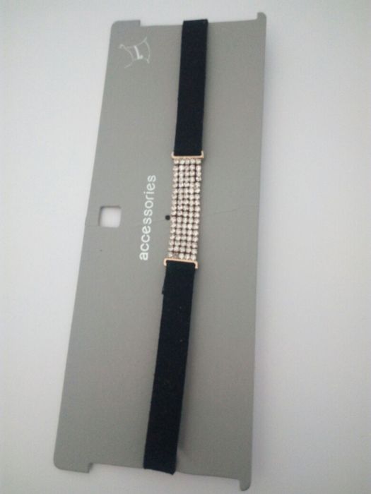 Gargantilha de veludo com brilhantes