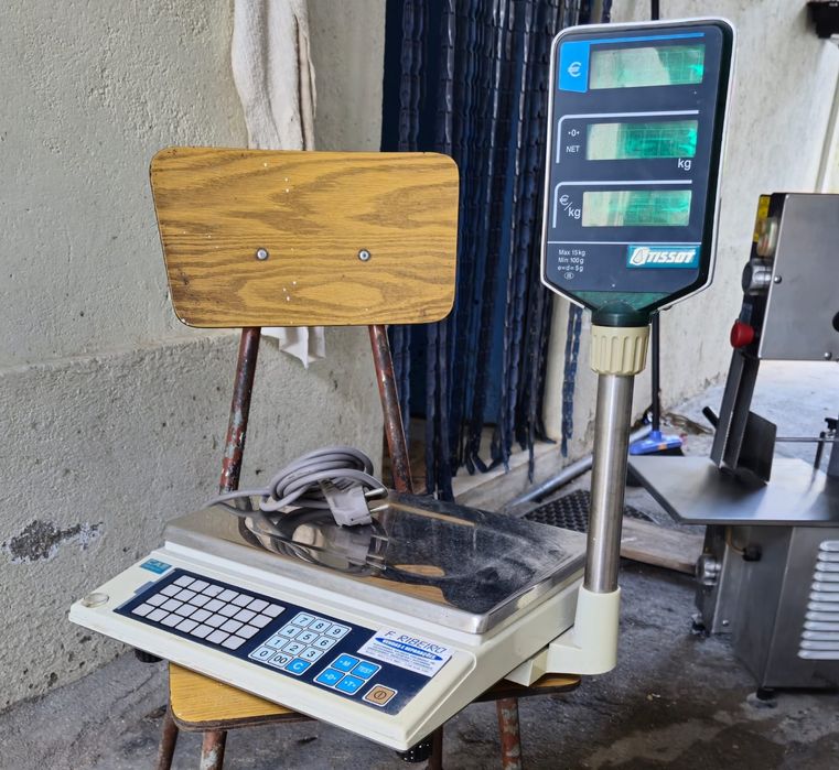 Máquina cortar peixe e balança