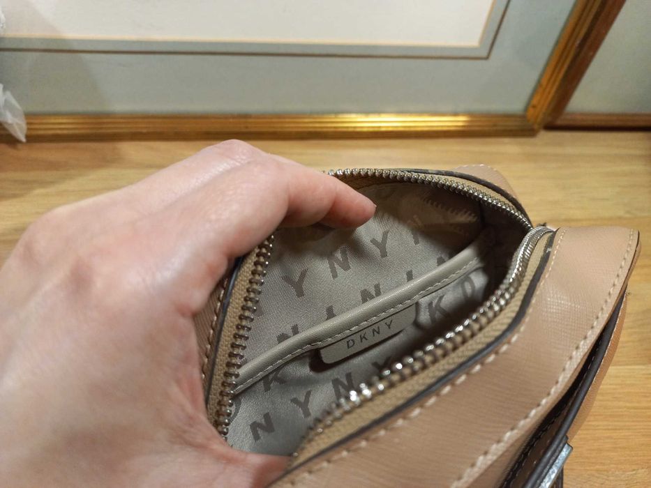 Фирменная женская сумочка DKNY в очень хорошем состоянии.