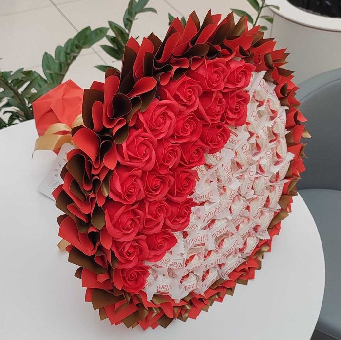 Prezent na 40 60 urodziny. Bukiet Raffaello i róż mydlanych. Ślub