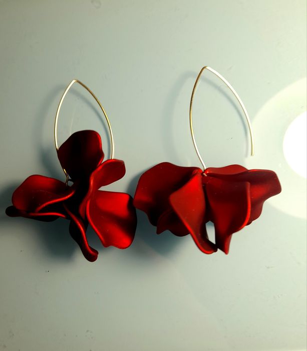 Серьги  с лепестками и камнями