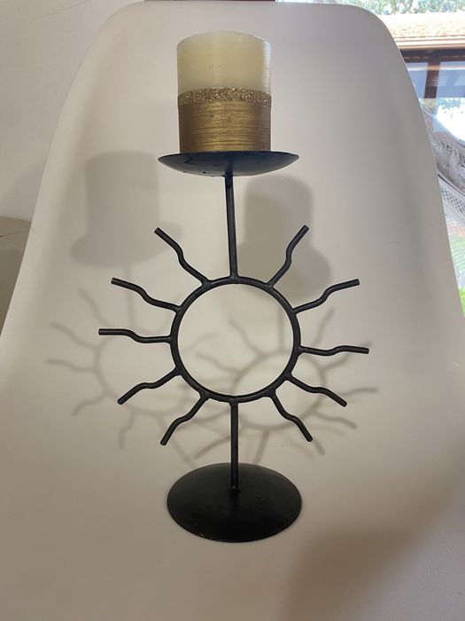 Desocupar: Castiçal em ferro, preto, com vela incluída