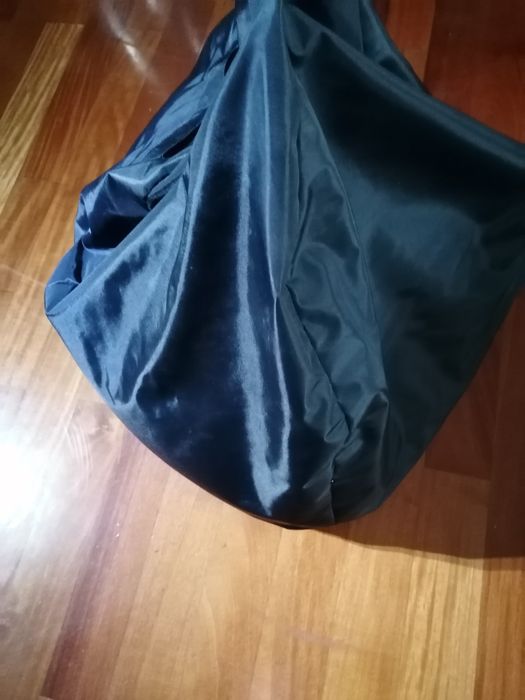 Pouf preto  estilo moderno para  decorar a sua casa