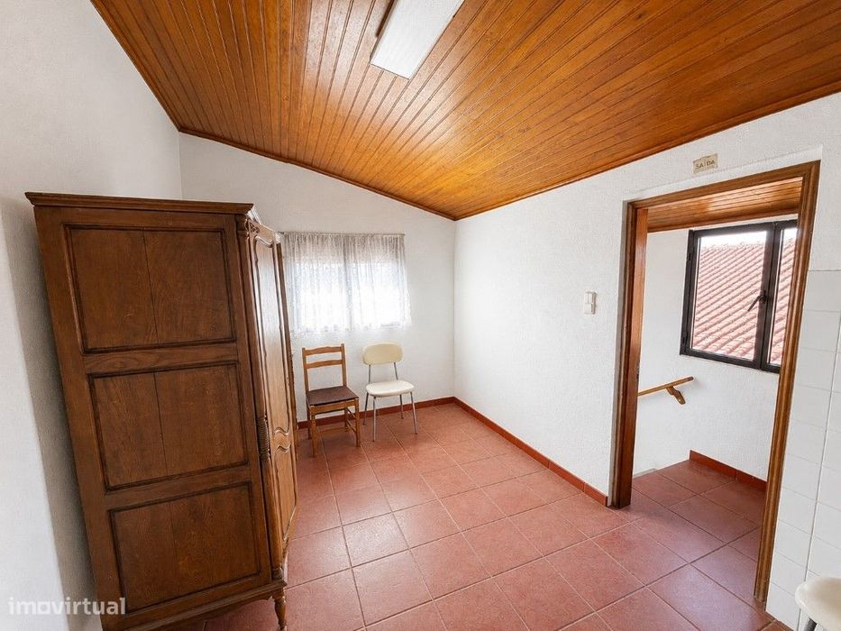 Conjunto de 3 Prédios para Recuperar em Manique do Intendente, Azam...