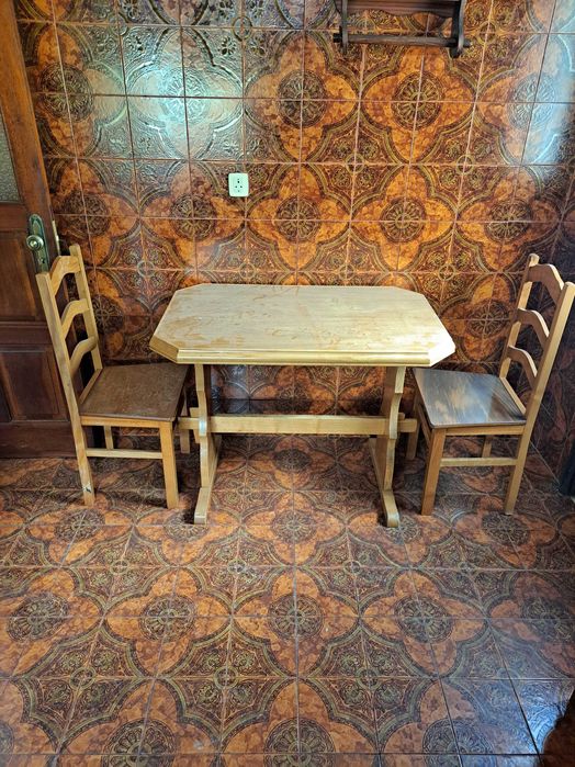 Mesa de cozinha em madeira