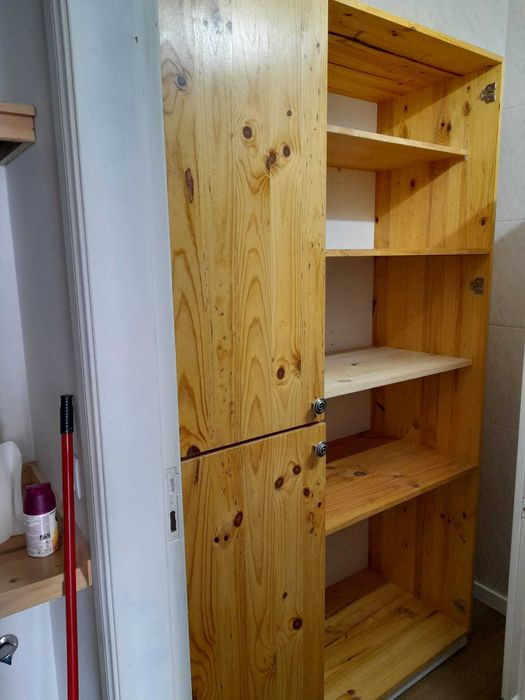 Móvel em madeira maciça