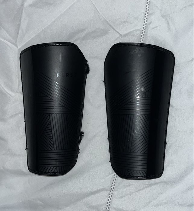 Chuteiras com brinde de uma tshirt e caneleiras