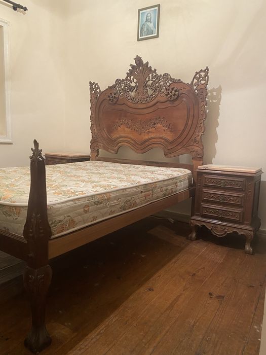 Cama centenária Barroca com mesinhas de cabeceira com mármore
