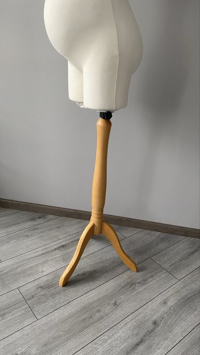 Манекен вагітної М на деревяній ніжці