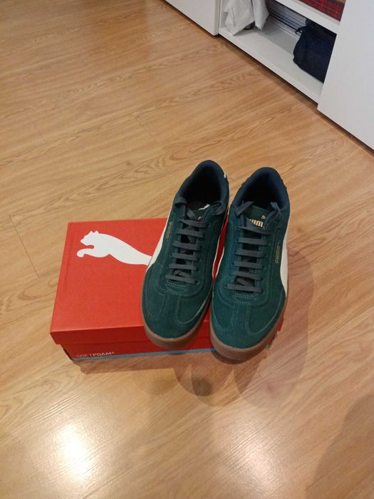 Sneakers
PUMA Club II Era Suede Sneakers