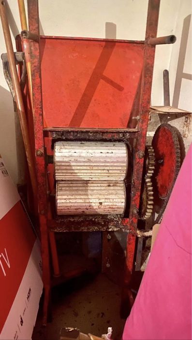 Relador de uvas mais prensa de vinho