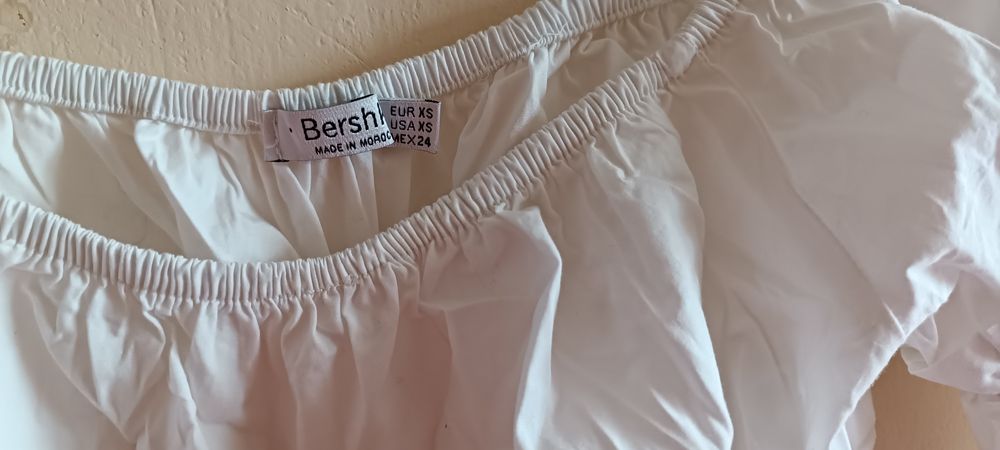 Топ bershka у білому кольорі
