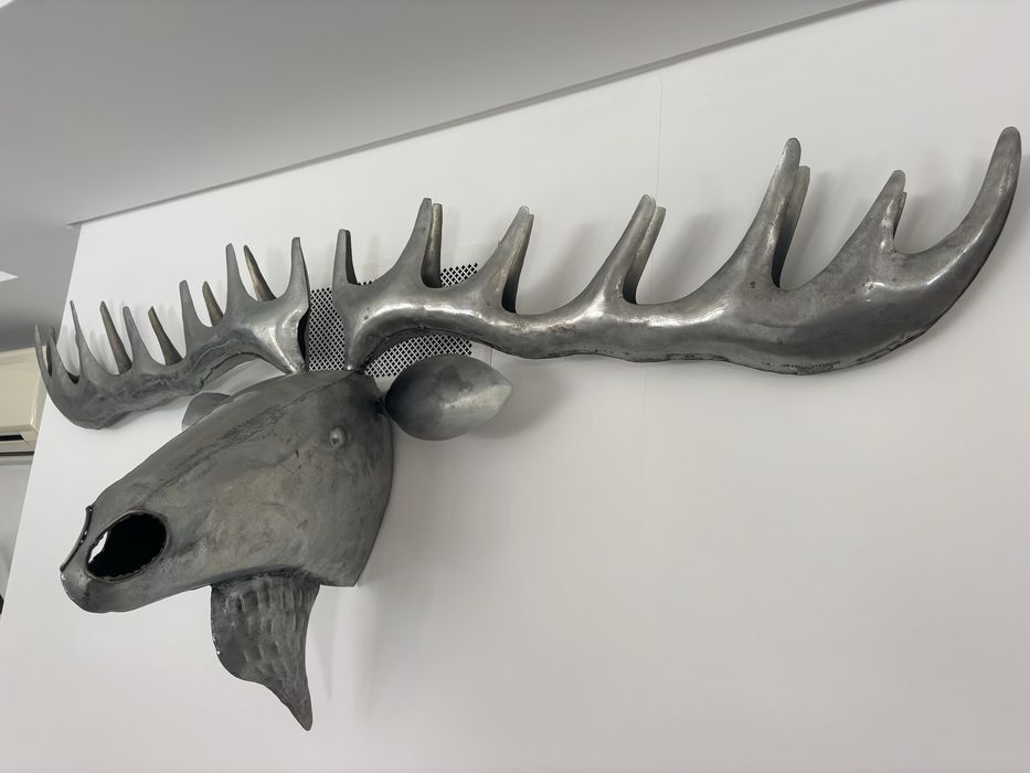 Escultura de cabeca de alce em ferro