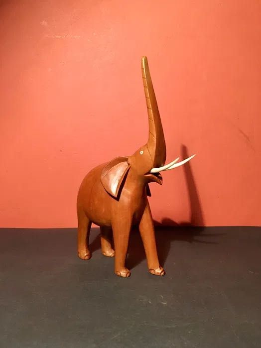 ELEFANTE em MADEIRA - meados do séc. XX - 23,5x14,5x6,5 cm/s