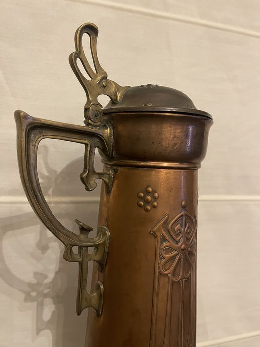 Raridade Art Nouveau: Jarra de Vinho "Jugendstil" em Cobre e Latão (c. 1900)