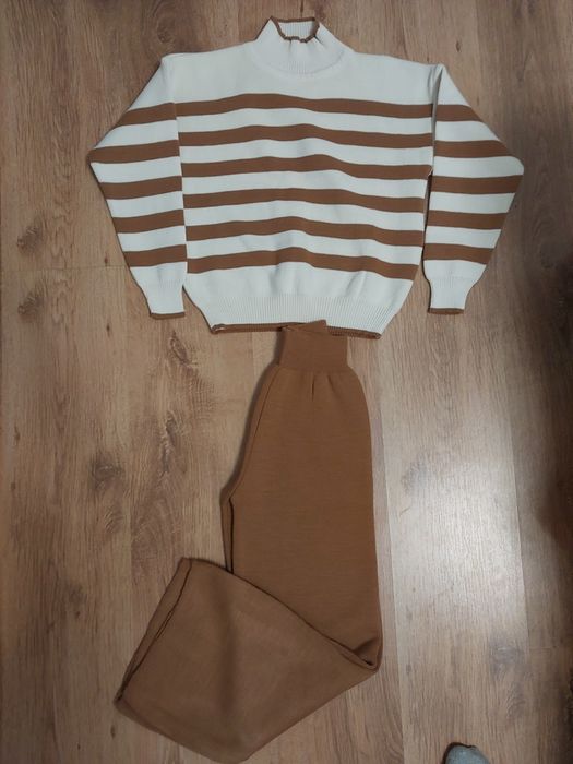 Теплий костюм для дівчинки 8-9 років