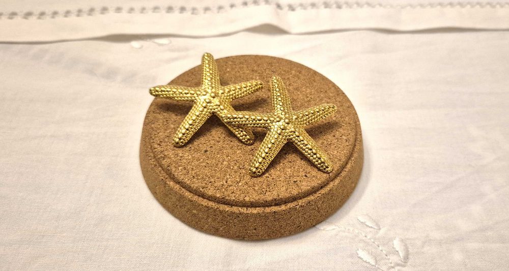 Brincos dourados em forma de estrelas do mar - novos