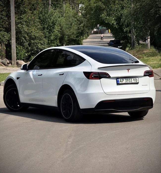 Tesla model Y 2020 рік