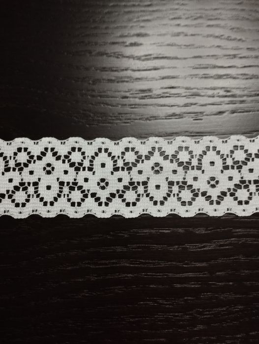 Wstawka biała ozdobna szer 6 cm. 14,5 metra.