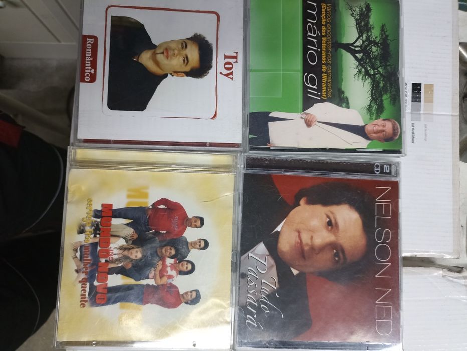 Cassetes e CDs de vários Cantores e de música variada.