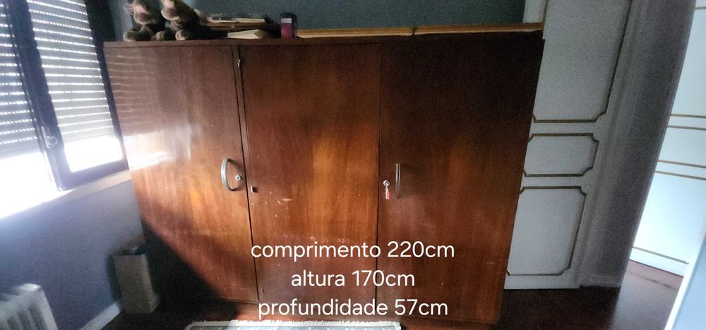 Armário antigo com gavetões