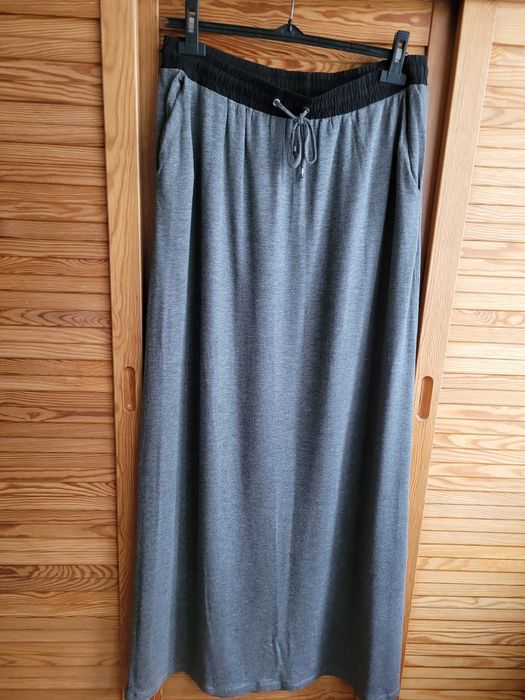 Szara, prosta spódnica maxi z dzianiny,